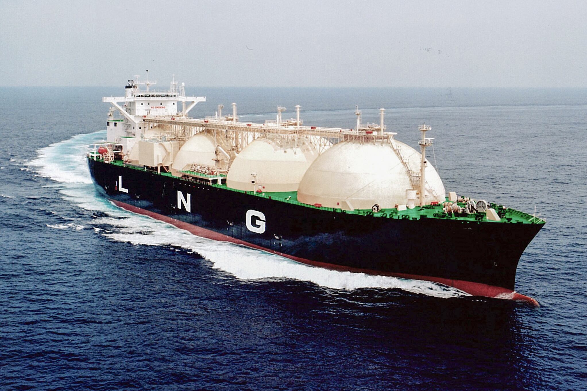 La factura de cada barco de gas licuado llega a 130 millones de dólares.