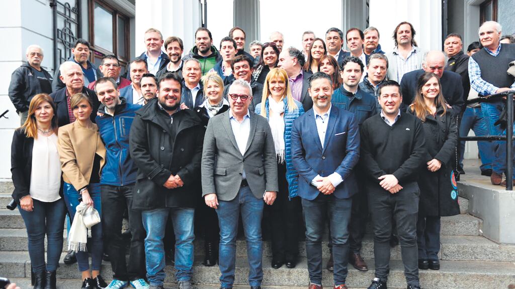 Intendentes, legisladores y dirigentes del peronismo congregados por el homenaje a Cafiero.