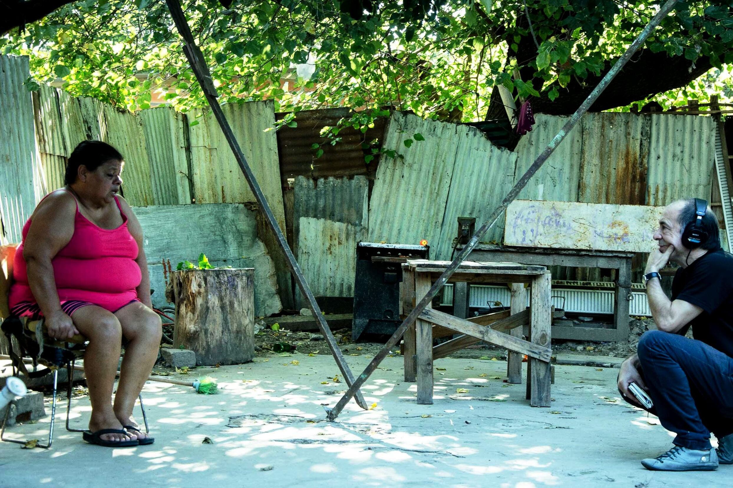 Rubén Plataneo desarrollando una entrevista para el film.