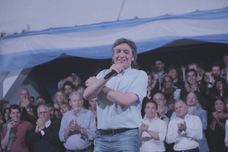 Máximo Kirchner se dirige a la militancia en Florencio Varela.