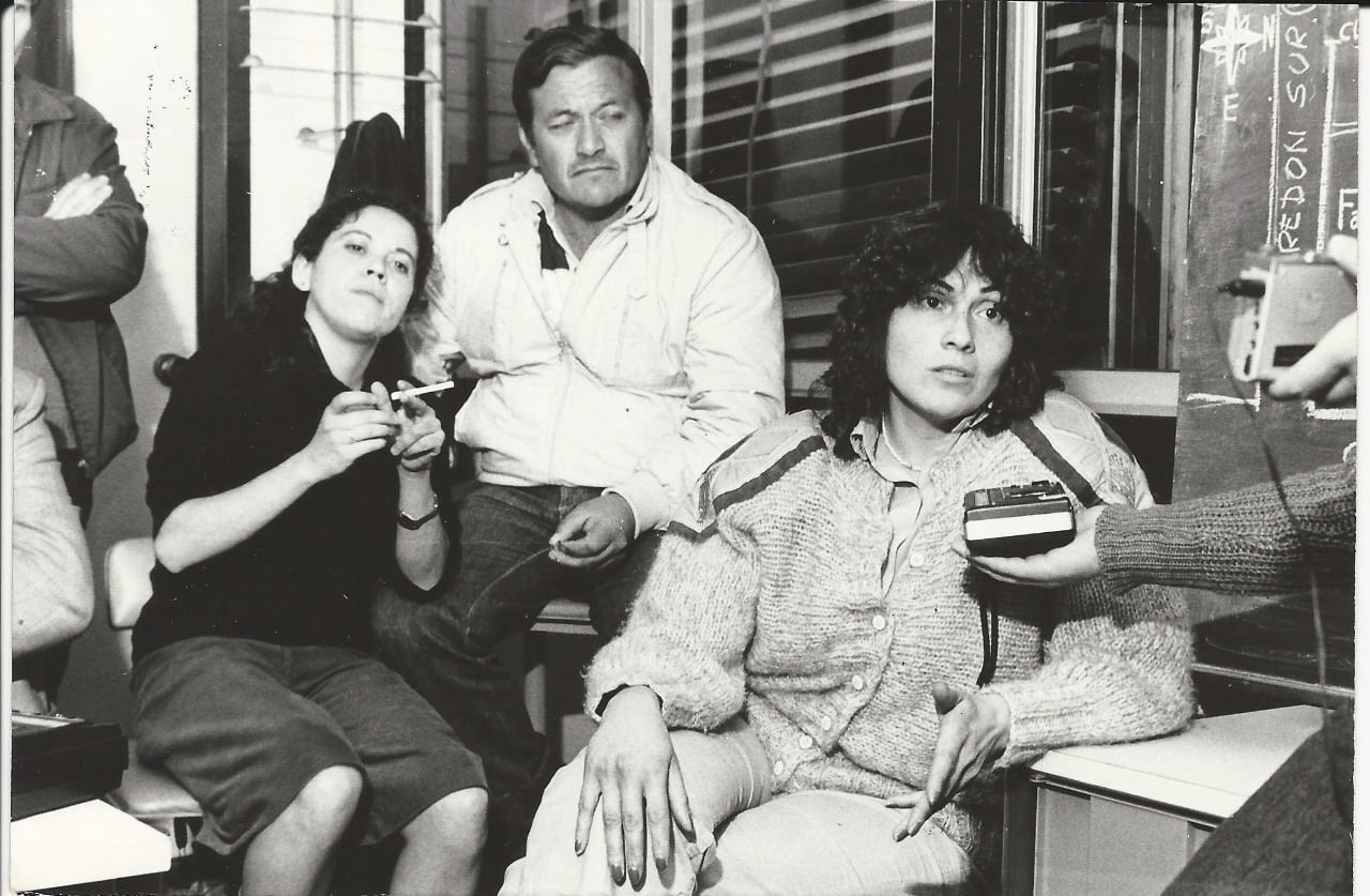 Adriana Arce había testificado unas horas antes del robo de los documentos. La acompañan Olga Moyano y Juan Rivero.