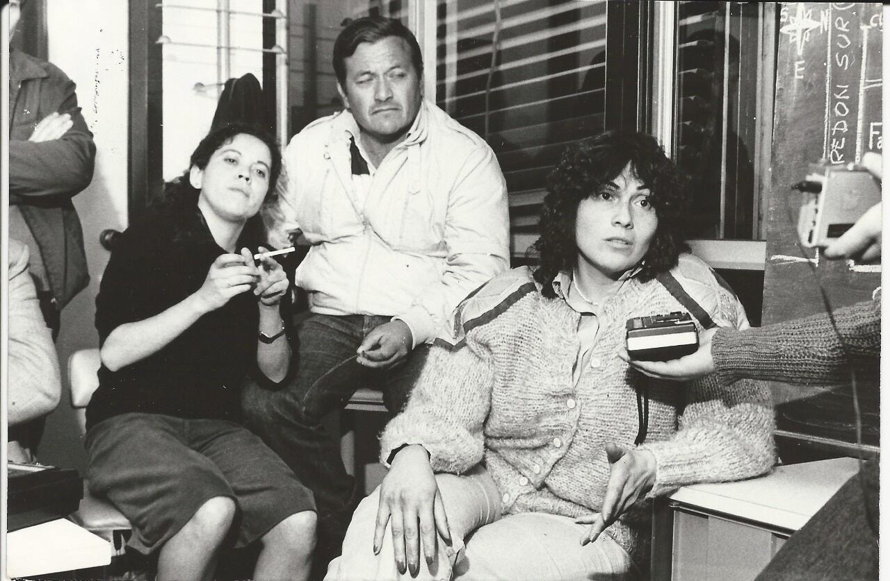 Adriana Arce había testificado unas horas antes del robo de los documentos. La acompañan Olga Moyano y Juan Rivero.