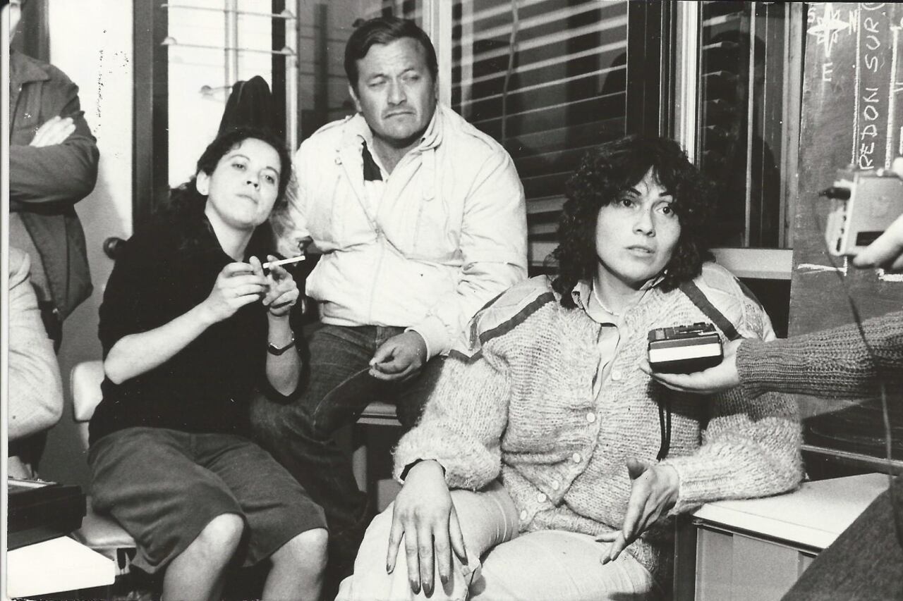 Adriana Arce había testificado unas horas antes del robo de los documentos. La acompañan Olga Moyano y Juan Rivero.