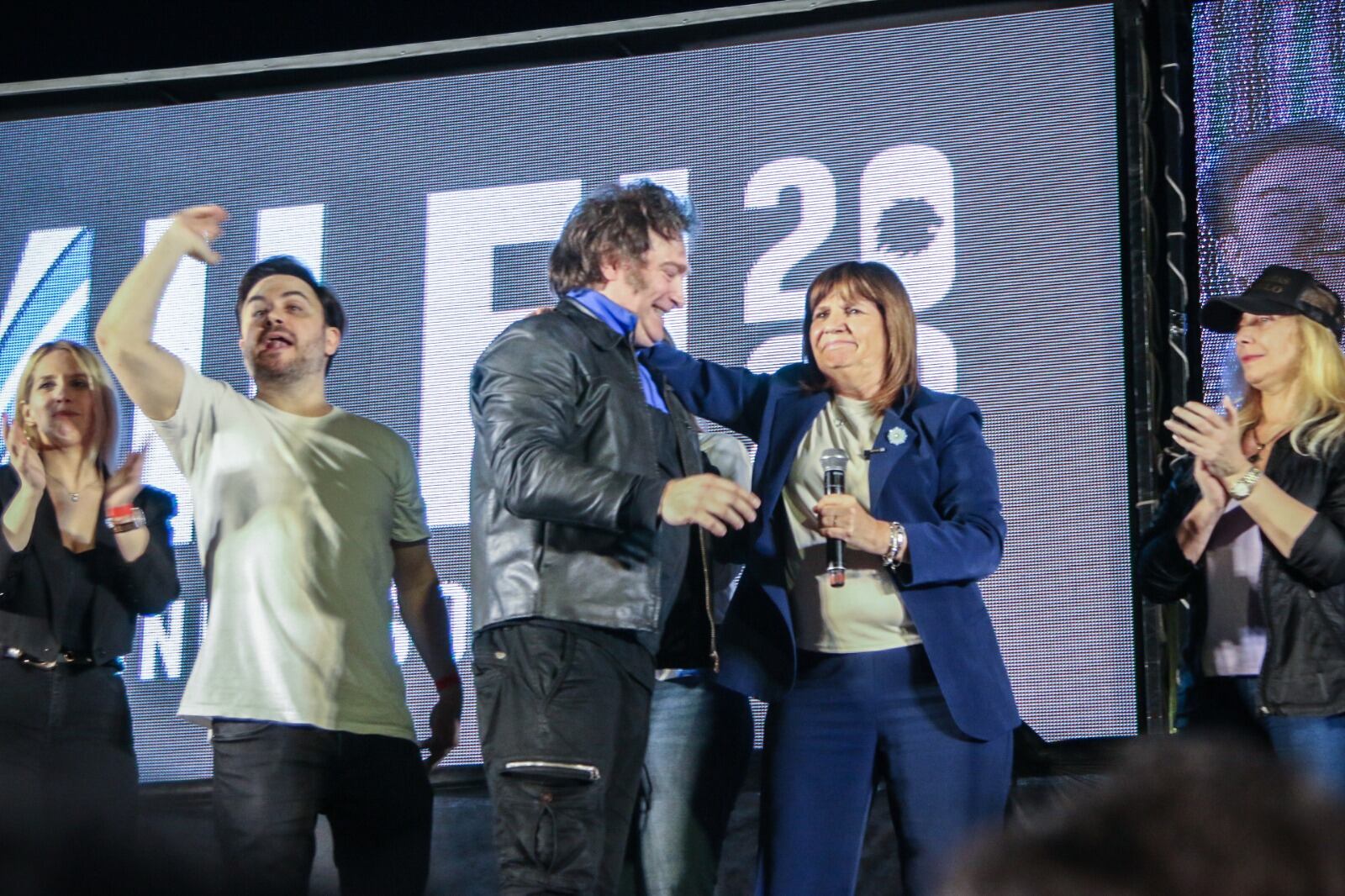 Sobre el escenario, la excandidata del PRO, a los abrazos con el postulante de La Libertad Avanza.
