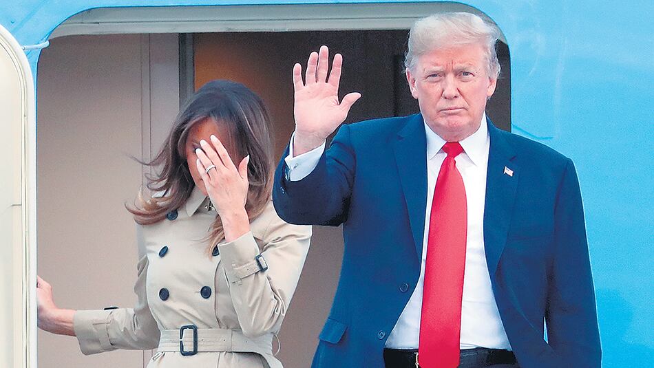 Trump, acompañado por Melania, saluda al llegar a Bruselas para asistir a la cumbre de la NATO.