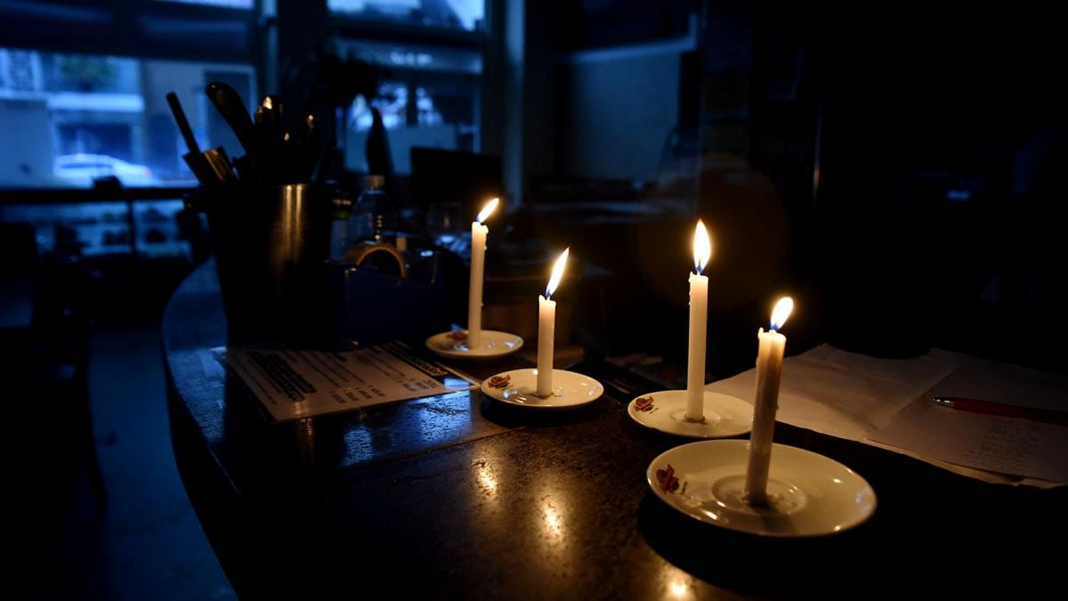 Pese a que la cantidad de cortes de luz fueron descendiendo desde la medianoche, casi 40.000 usuarios continúan sin servicio en AMBA. (Foto: Télam)