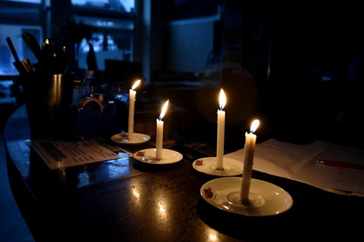 Pese a que la cantidad de cortes de luz fueron descendiendo desde la medianoche, casi 40.000 usuarios continúan sin servicio en AMBA. (Foto: Télam)