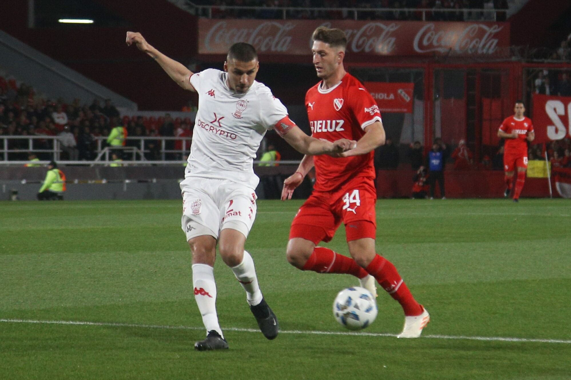 Tobio despeja ante el apriete de Matías Giménez