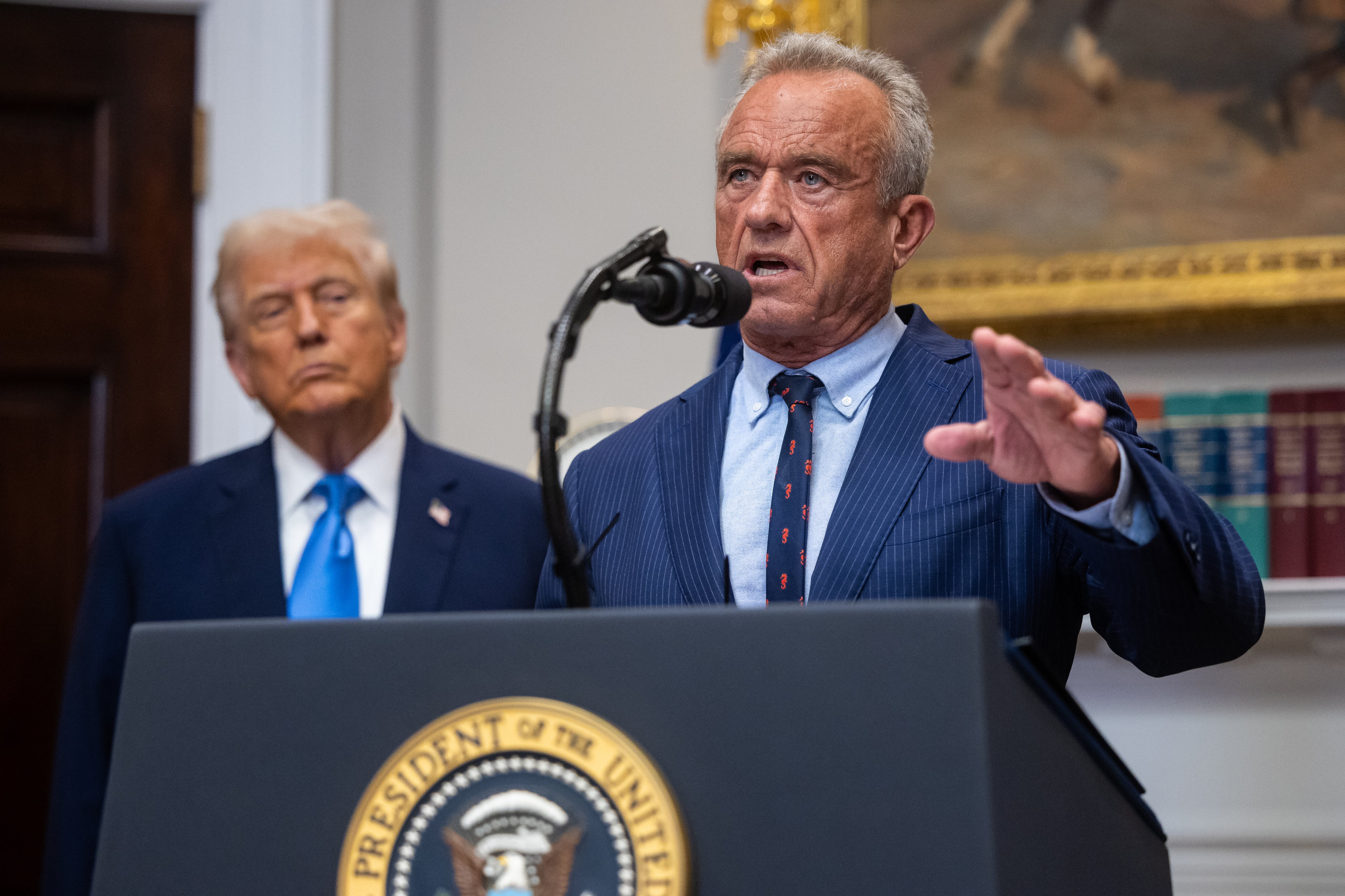 El presidente de EE..UU., Donal Trump, y su sectretario de Salud, el antivacunas Robert F. Kennedy jr.