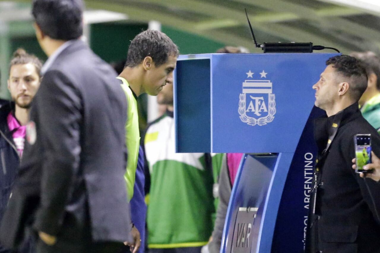 Echavarría consulta el monitor antes de marcar el penal para River