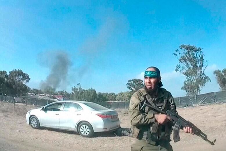 Un terrorista de Hamas atacando la fiesta del 7 de octubre.