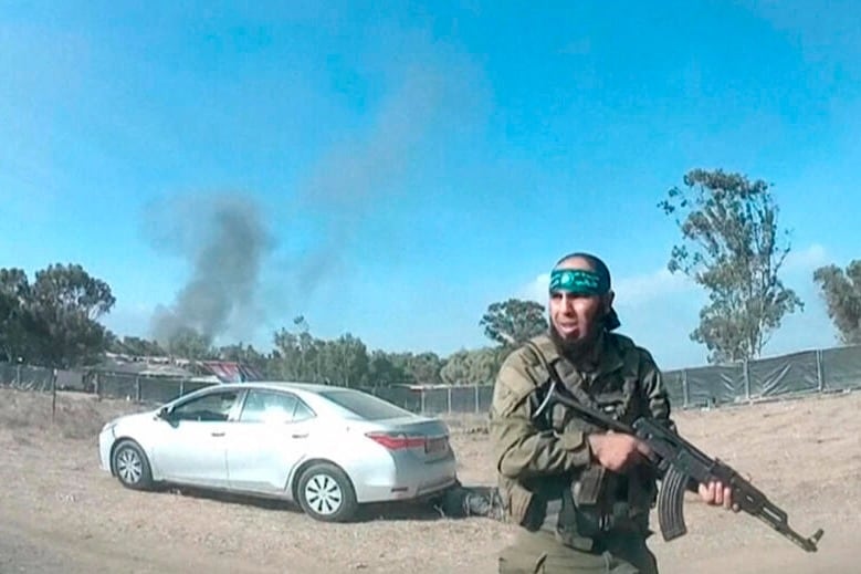 Un terrorista de Hamas atacando la fiesta del 7 de octubre.