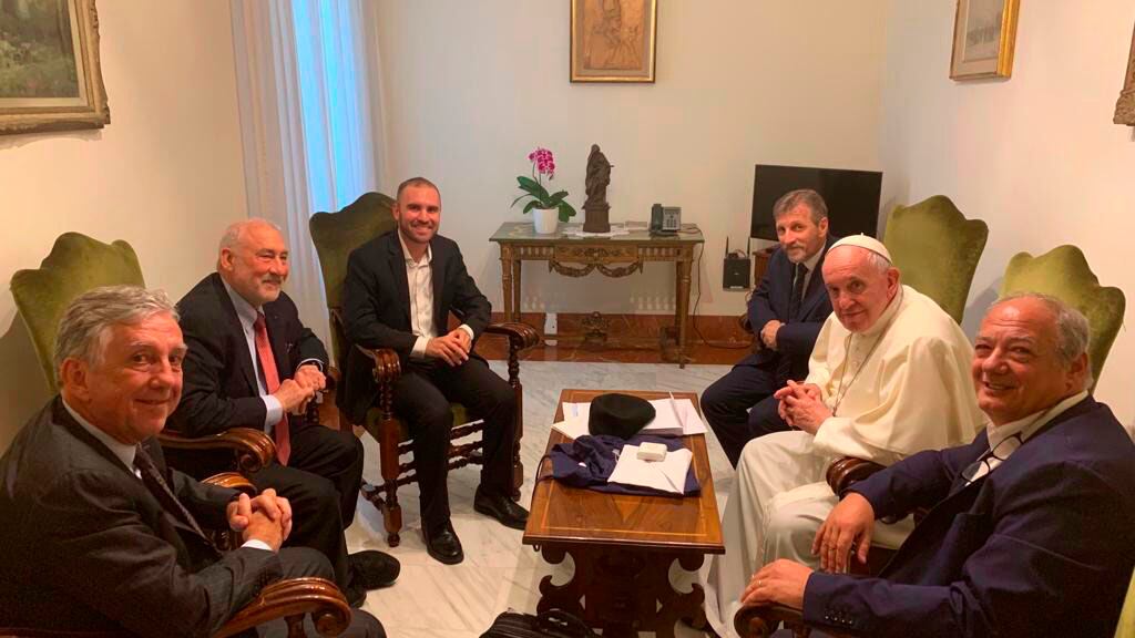 El Papa recibió a los economistas Joseph Stiglitz y Robert Johnson en el Vaticano.