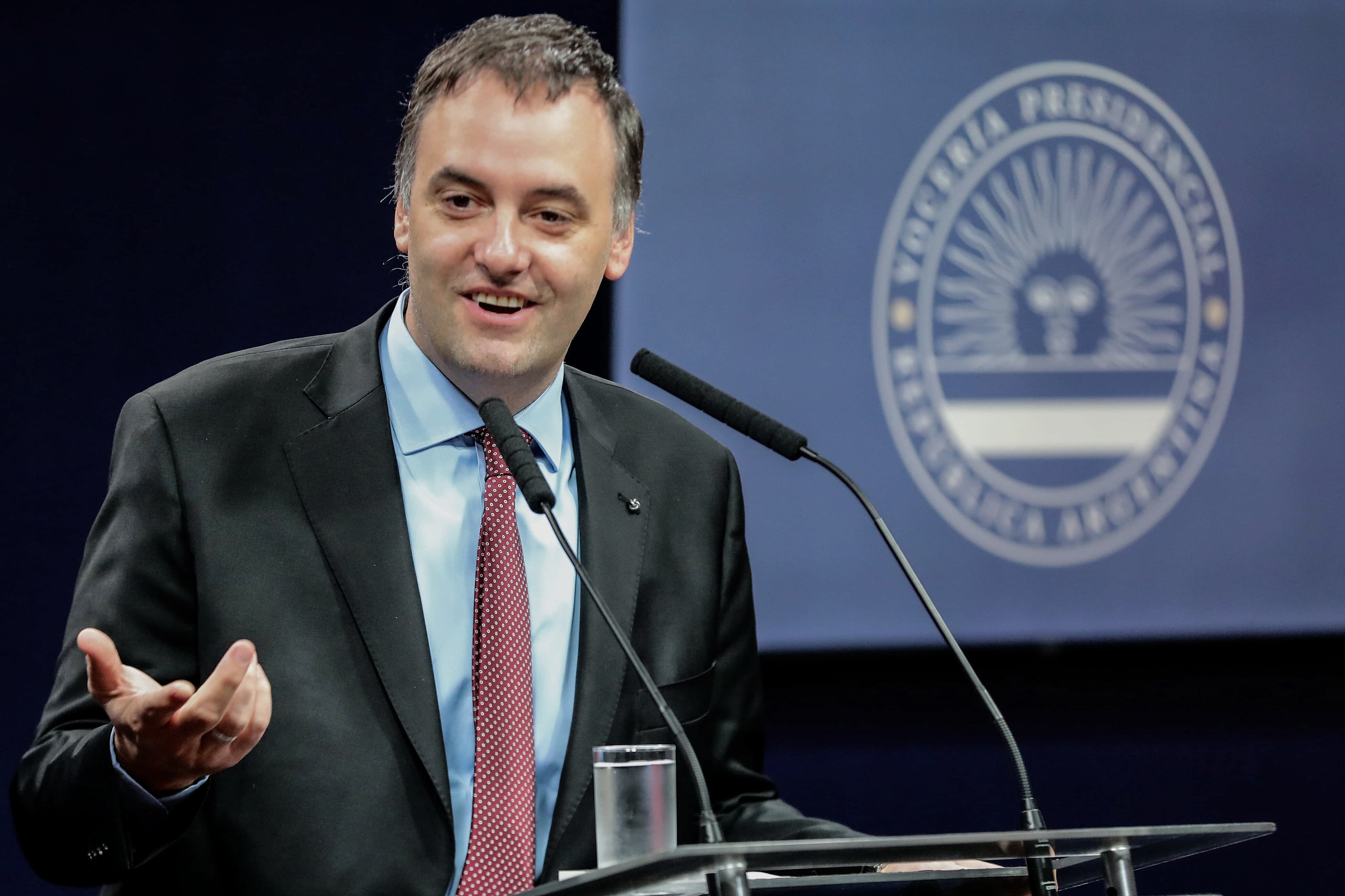 Adorni no renuncia a la vocería a pesar de ser candidato.