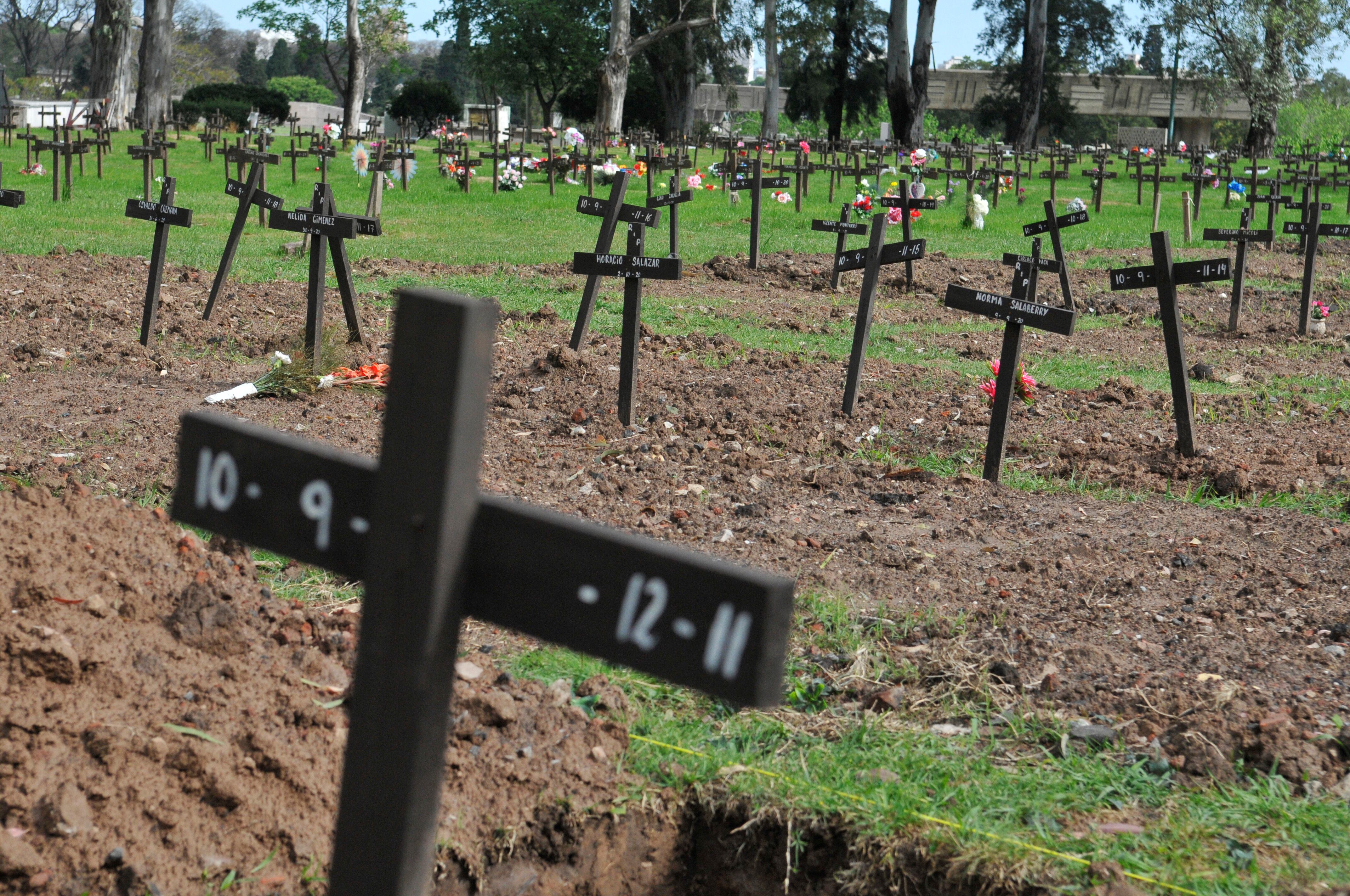 El sector covid-19 del cementerio de la Chacarita, con un trabajo diario intenso.
