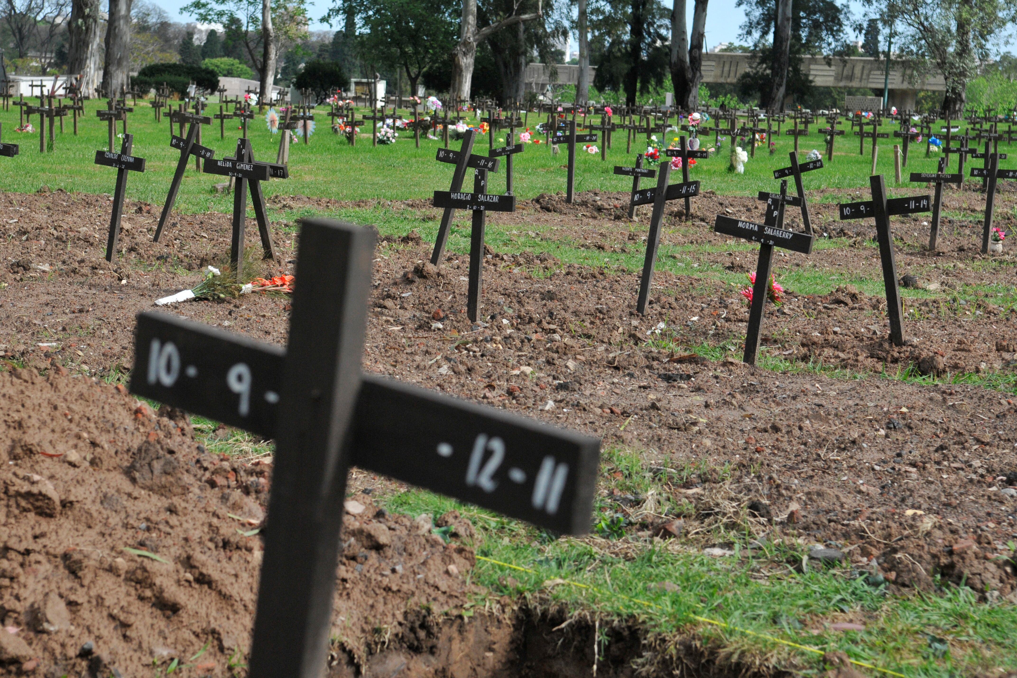 El sector covid-19 del cementerio de la Chacarita, con un trabajo diario intenso.