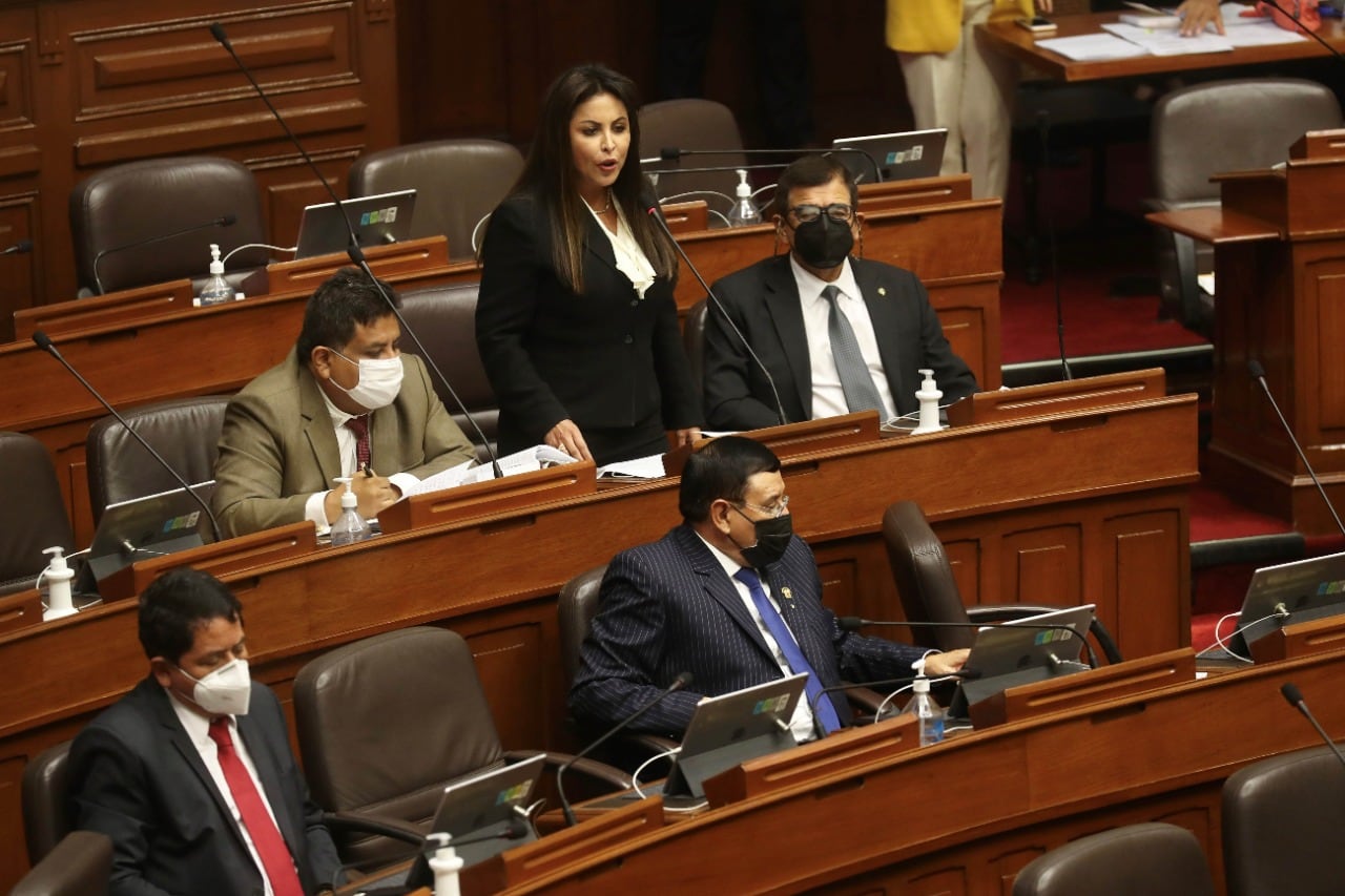 Patricia Chirinos, autora del pedido de juicio político, le habla al Congreso antes de la votación.