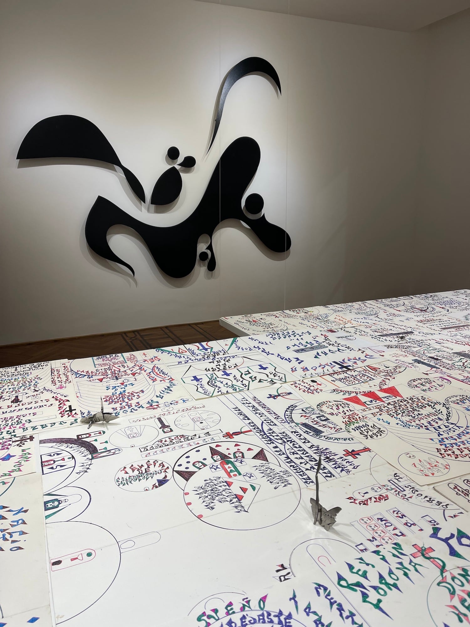 En primer plano, obras de Aníbal Brizuela. Al fondo, una obra de Fabiana Imola. Abajo: Obra de Fabiana Imola.