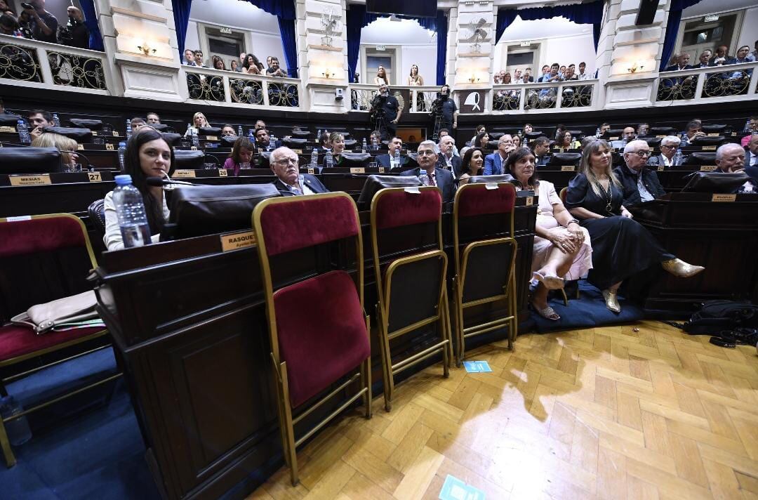 Las tres sillas pedidas por diputados de JxC quedaron vacías en el hemiciclo de la Legislatura.