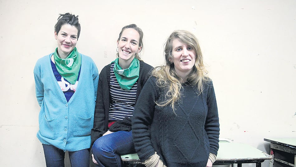 Guadalupe Canales, Julieta Nebra y Soledad Toriggia, graduada, docente y estudiante, respectivamente.