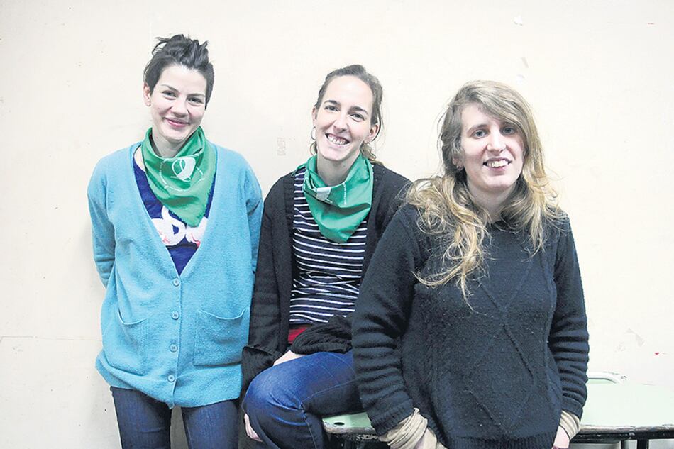 Guadalupe Canales, Julieta Nebra y Soledad Toriggia, graduada, docente y estudiante, respectivamente.
