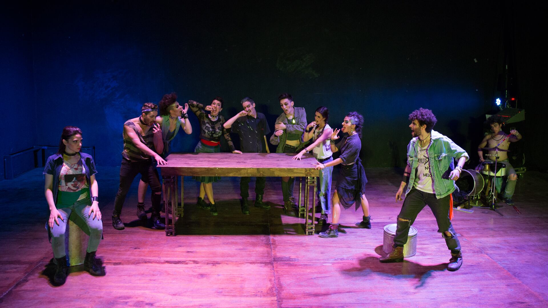 El espacio es dominado por la corporalidad, los gestos y las voces en una puesta sin tiempo para distracciones.