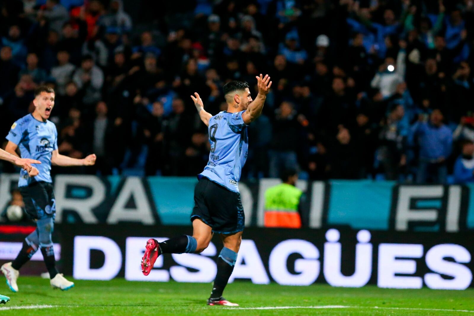 Brazos en alto para el goleador Passerini, que márcó doblete en el Pirata