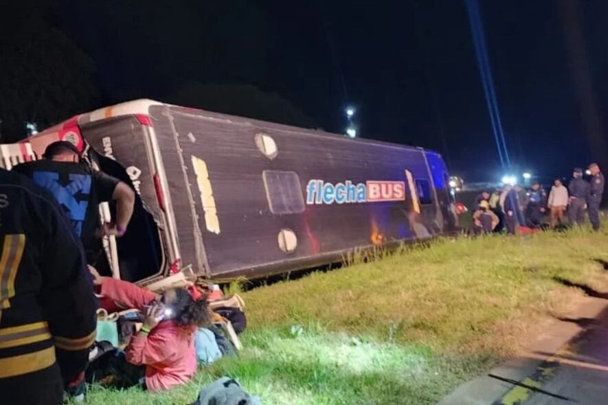 El micro se despistó y volcó en la ruta 14, en Entre Ríos, sentido hacia Corrientes. (Foto: Bomberos de San José)