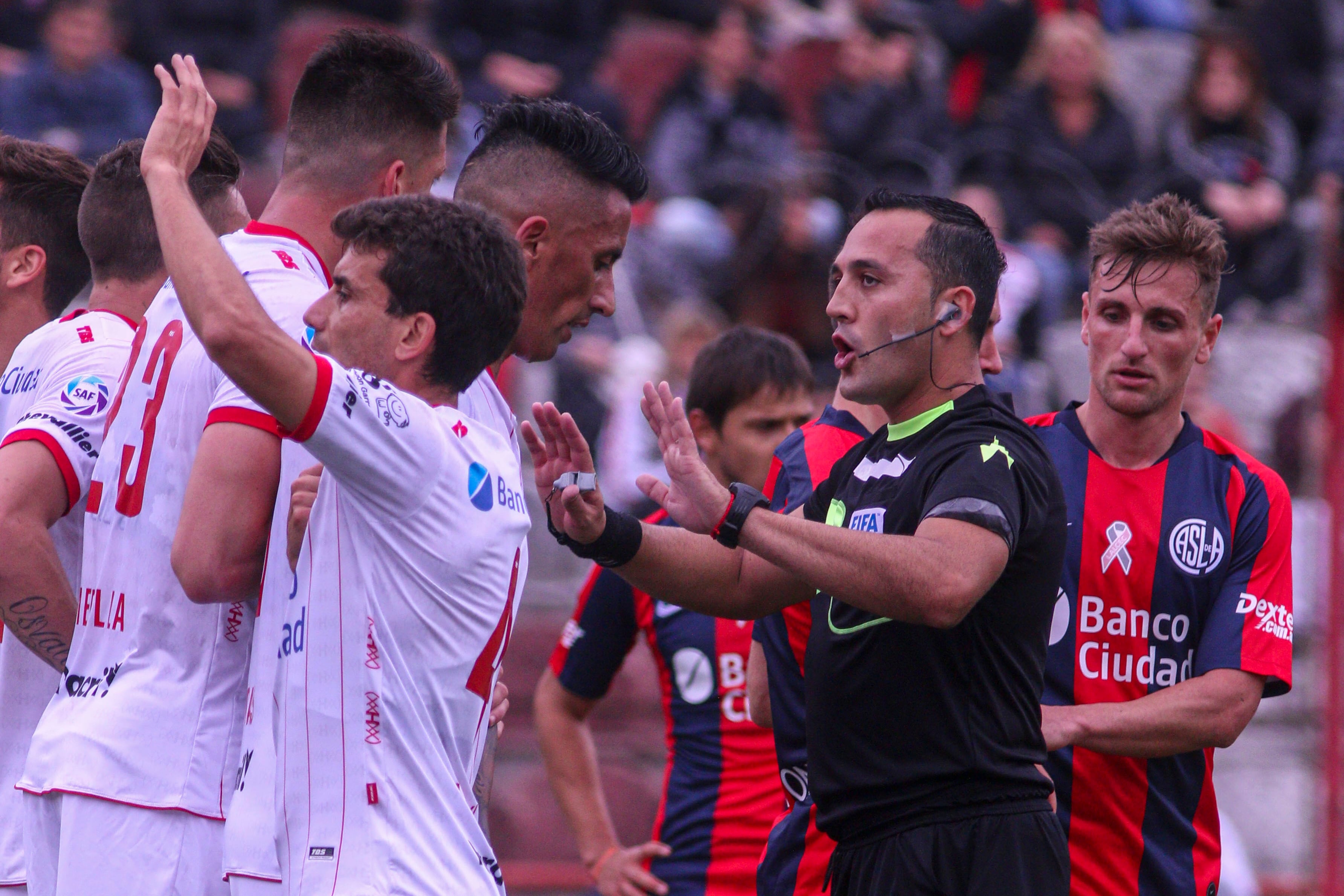Espinoza y una labor de debatible calidad en Huracán vs. San Lorenzo.