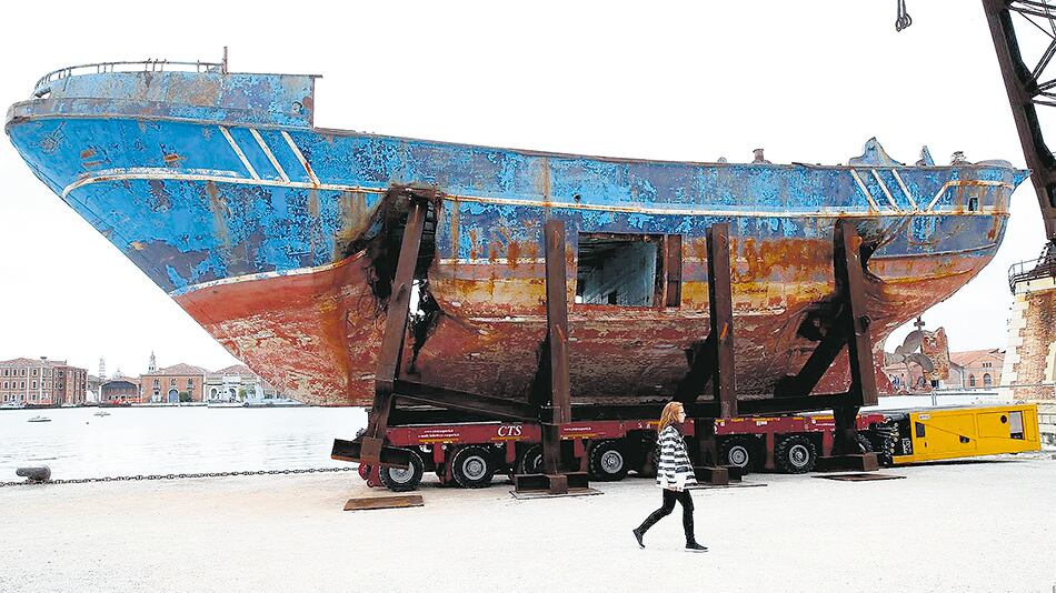 El barco pesquero es una obra sin nombre y sin inscripciones. La gigantesca obra que se pierde en el paisaje de los otros barcos, recuerda la injusticia y la muerte de migrantes libios.