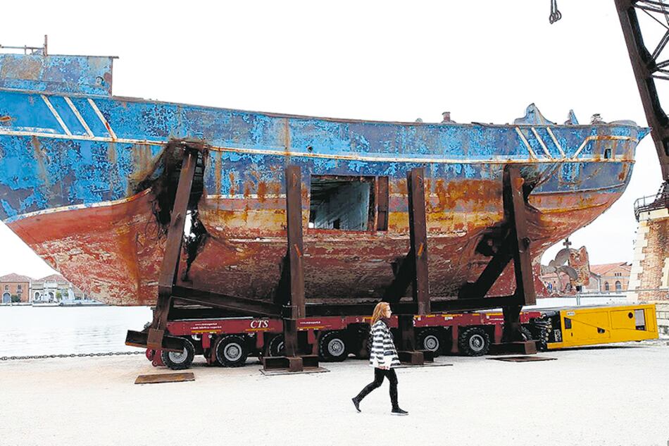 El barco pesquero es una obra sin nombre y sin inscripciones. La gigantesca obra que se pierde en el paisaje de los otros barcos, recuerda la injusticia y la muerte de migrantes libios.