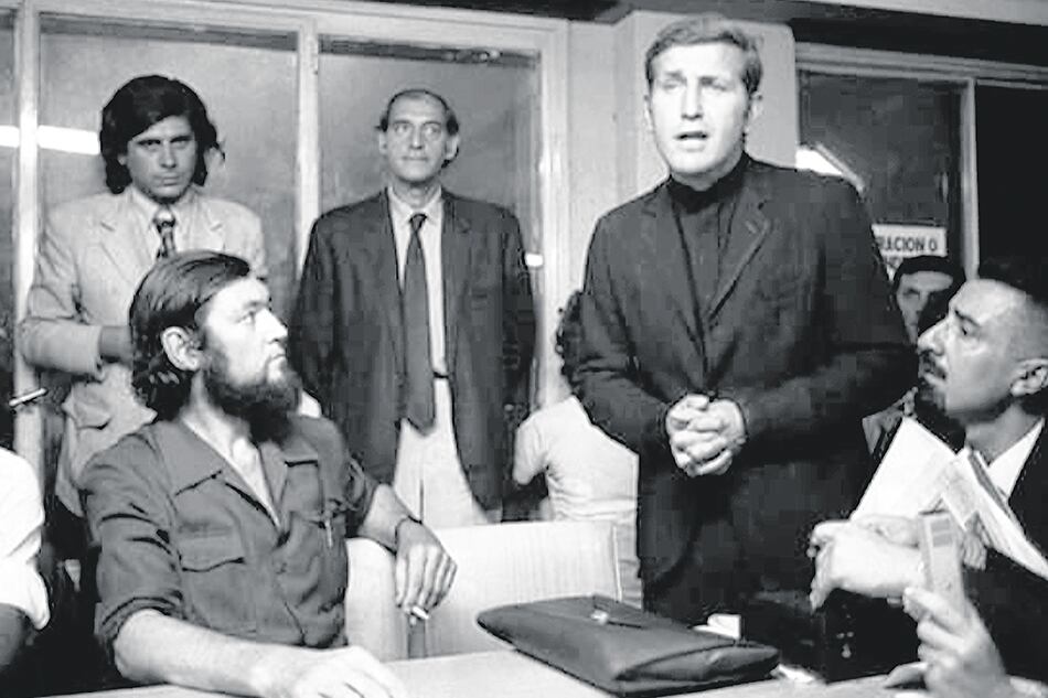 Gerónimo Podestá, entre Cortázar y Mugica.