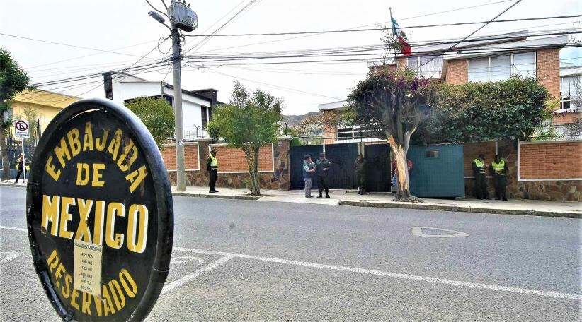Nueve exfuncionarios bolivianos se encuentran asilados en la embajada de México desde hace casi dos meses.