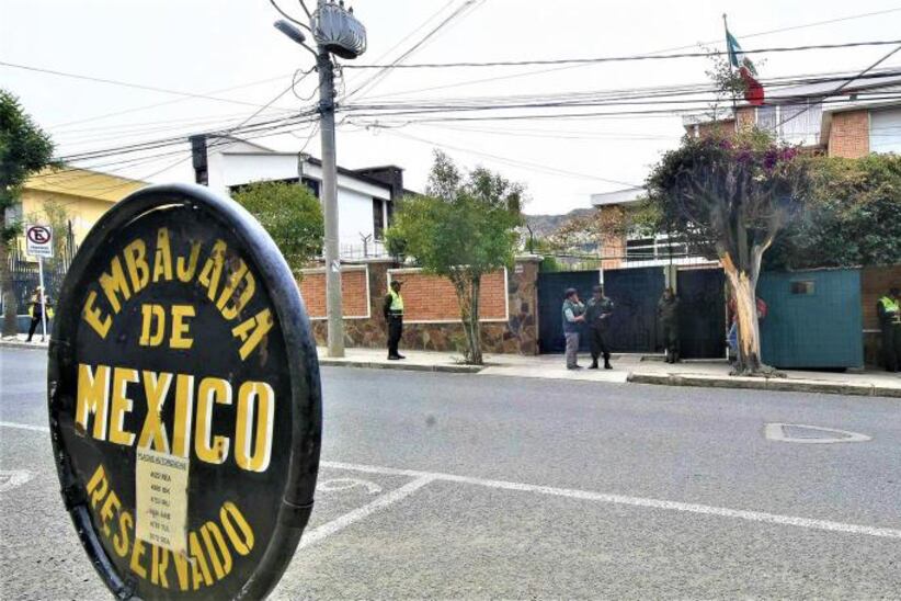Nueve exfuncionarios bolivianos se encuentran asilados en la embajada de México desde hace casi dos meses.