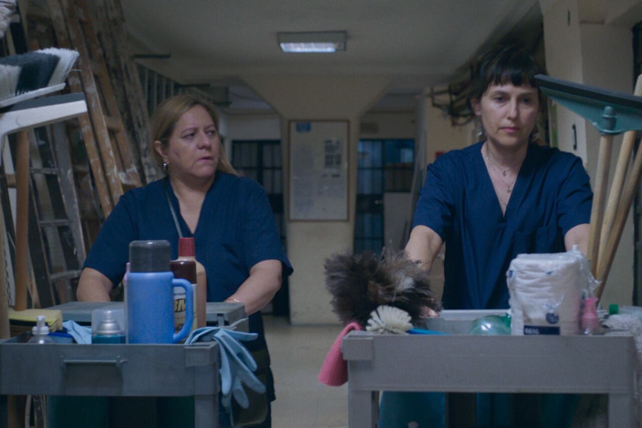 Liliana Martínez y Rosario Bléfari componen a las dos empleadas estatales.