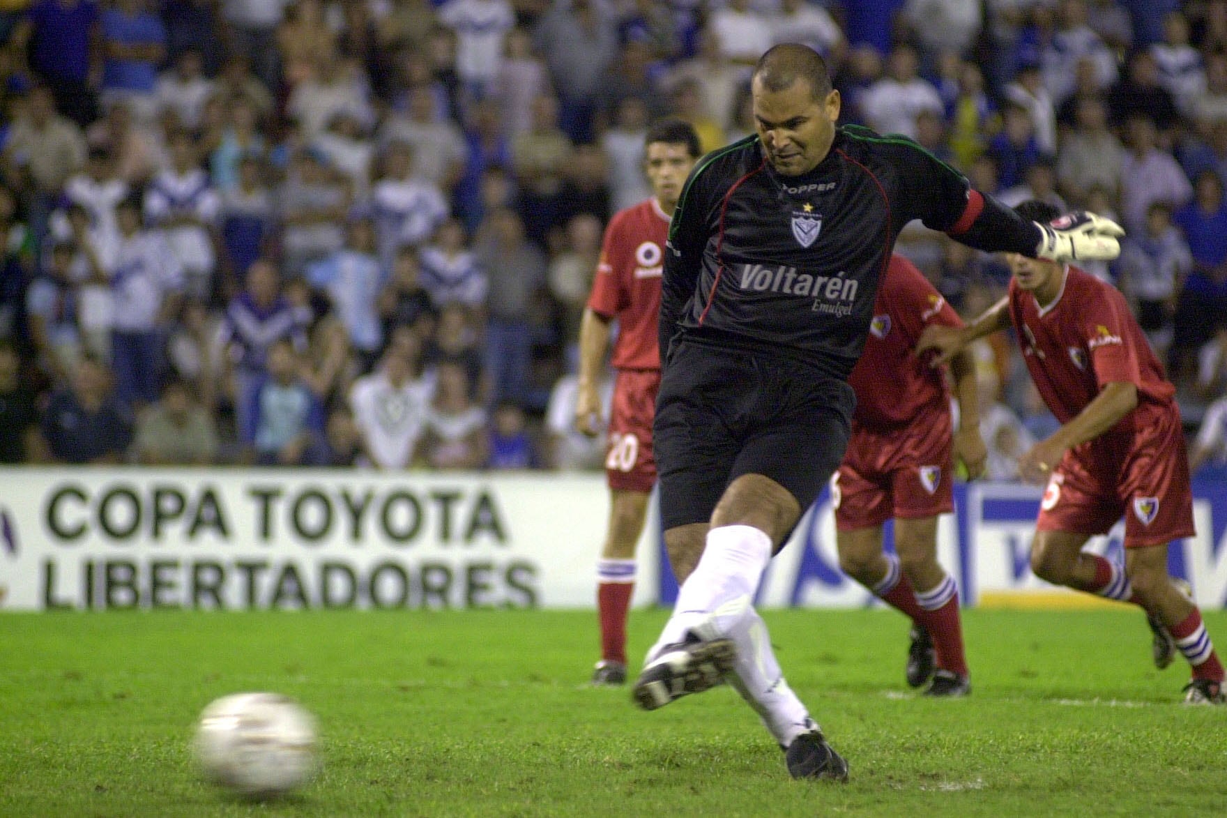 Chilavert, en uno de sus últimos partidos con Vélez. En esta ocasión, su ejecución no se convertiría en gol.