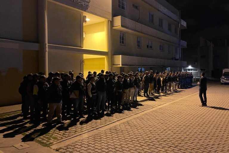 Los investigadores que participaron de los múltiples allanamientos en diciembre.