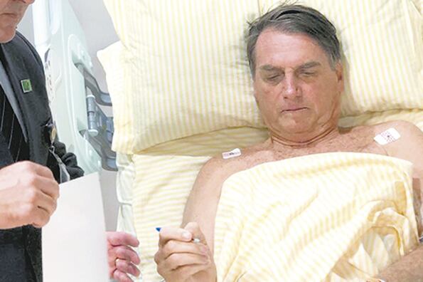 Ayer Bolsonaro retomó las actividades desde la habitación del hospital Israelita Albert Einstein.