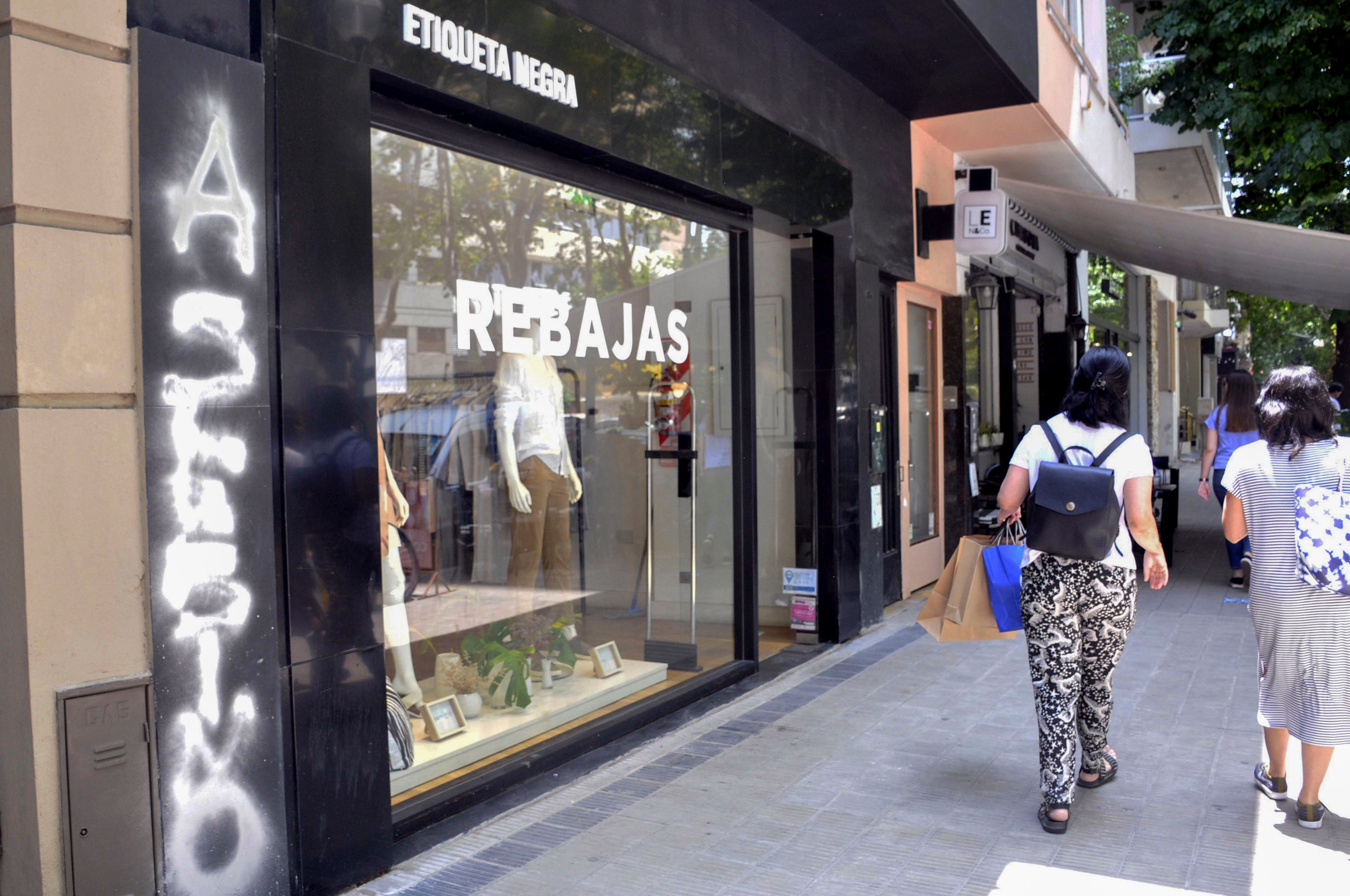 Escrache en el local platense de Etiqueta Negra.