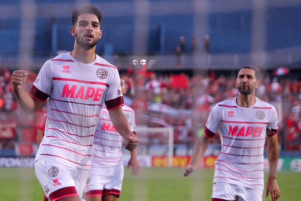 López festeja el primer gol de Lanús