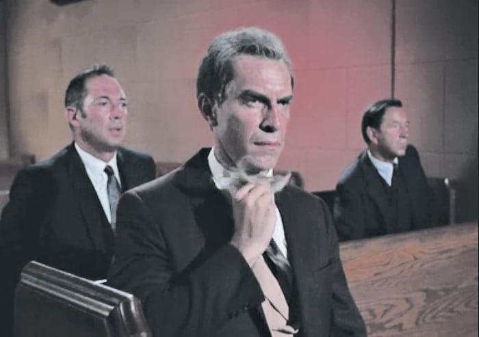 Martin Landau en un episodio de Misión: imposible, circa 1966, quitándose uno de sus disfraces.