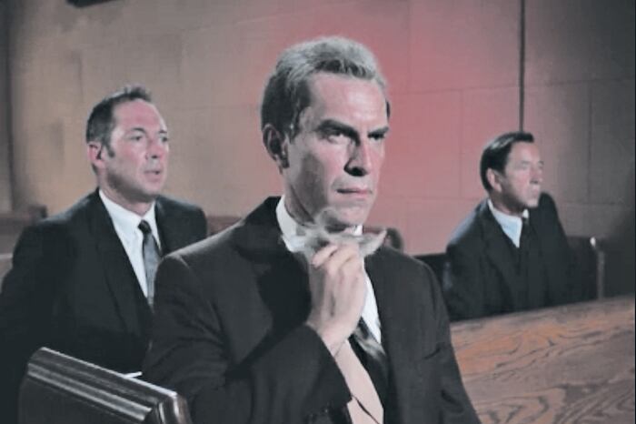 Martin Landau en un episodio de Misión: imposible, circa 1966, quitándose uno de sus disfraces.