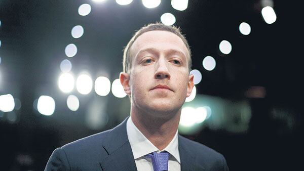 El fundador de Facebook dio explicaciones ante los congresistas.