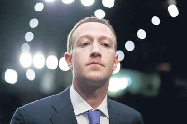 El fundador de Facebook dio explicaciones ante los congresistas.