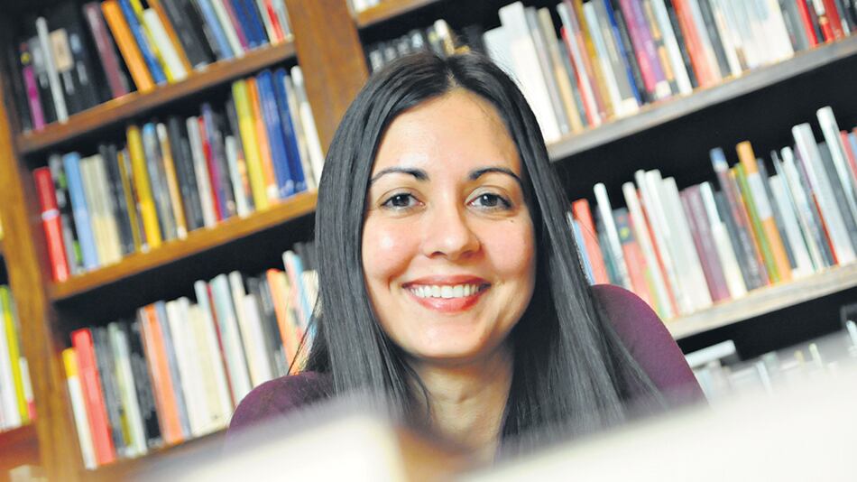 Colanzi nació en Santa Cruz de la Sierra y vive en Ithaca (Nueva York) desde 2009.