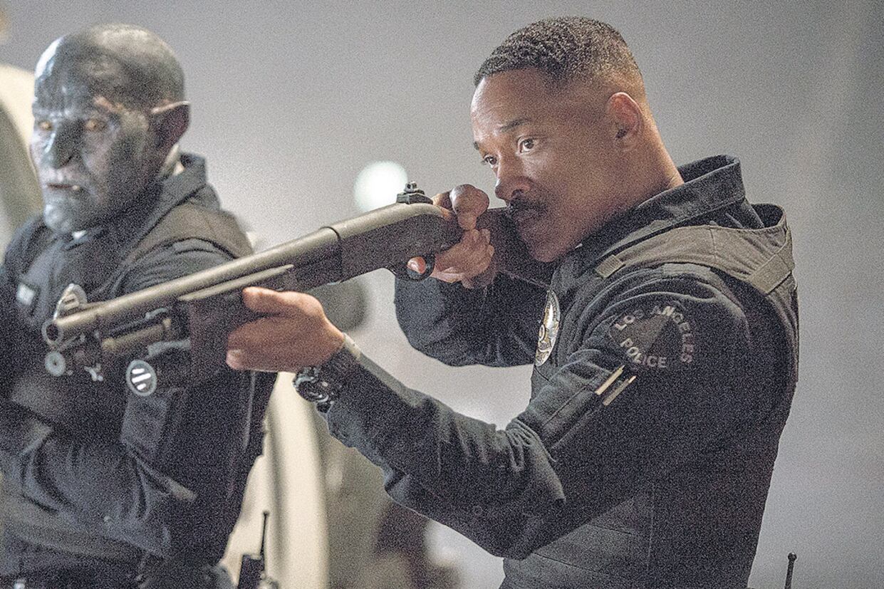 Antes de la acción, Bright plantea temas como la violencia policial o las diferencias de clase.