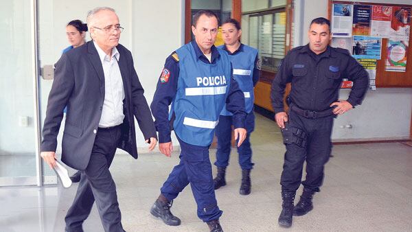 Una fuerte custodia rodea al cura Justo José Ilarraz al entrar a la sala de audiencias.