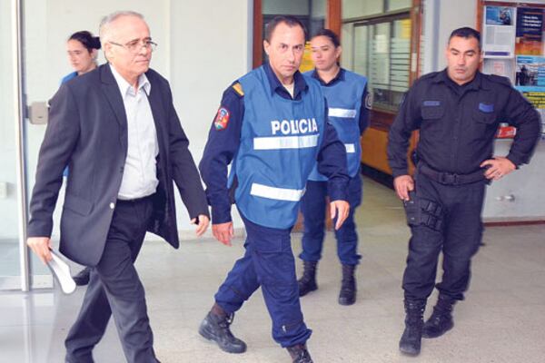 Una fuerte custodia rodea al cura Justo José Ilarraz al entrar a la sala de audiencias.