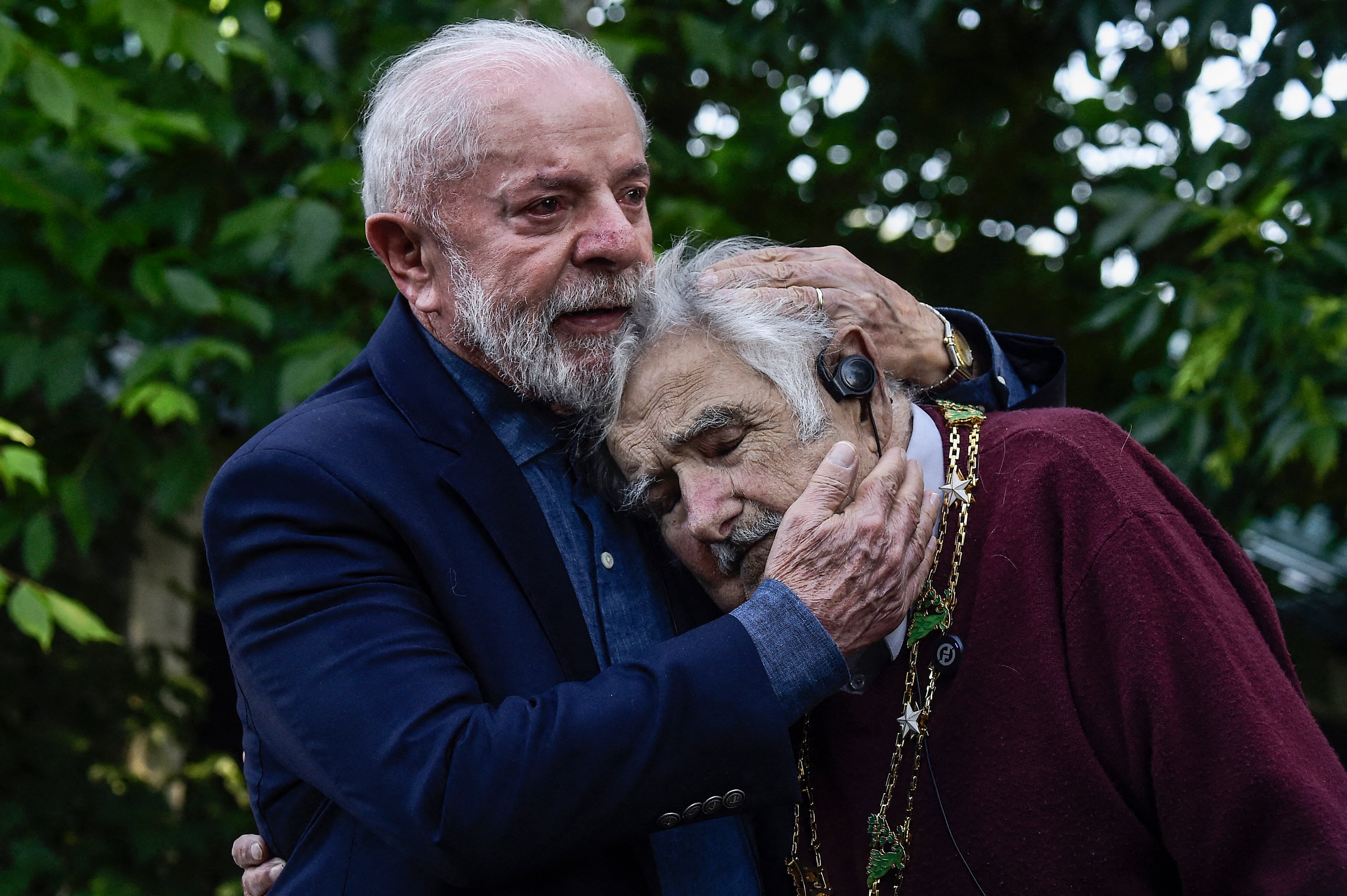Lula abraza aMujica durante su encuentro en Uruguay.