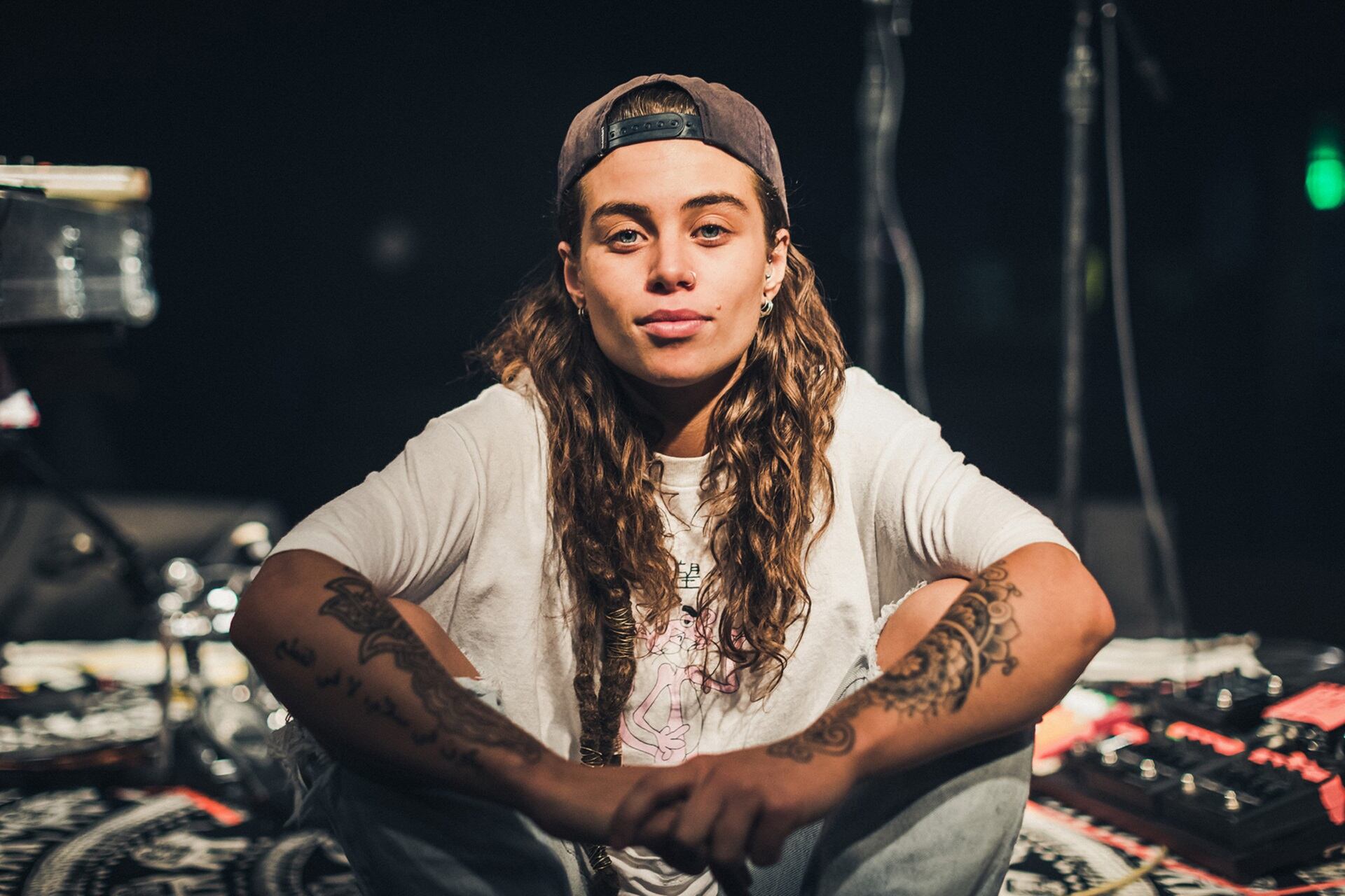 La artista australiana Tash Sultana sacó su segundo disco, Terra Firma, donde se mete de lleno a sonidos funk y hip hop.